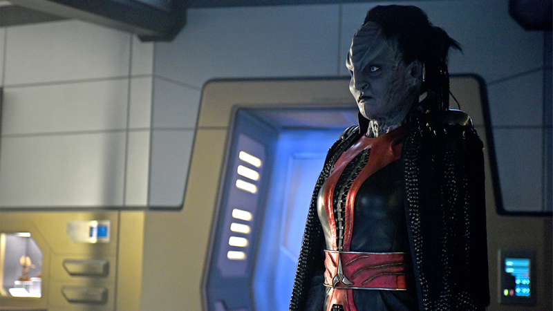 L’Rell serving looks as she meets Captain Pike.